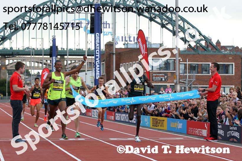Homiyu Tesfaye beats Asbel Kiprop to win the One Mile, Great North CityGames. Photo: David T. Hewitson/Sports for All Pics